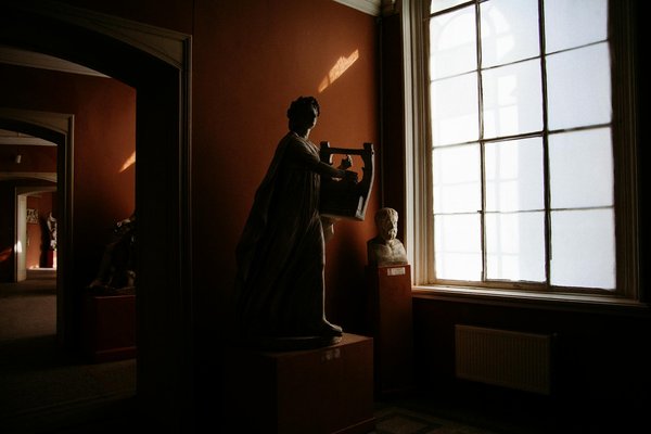 Maquillage idéal pour les blondes aux yeux bleus : nos conseils